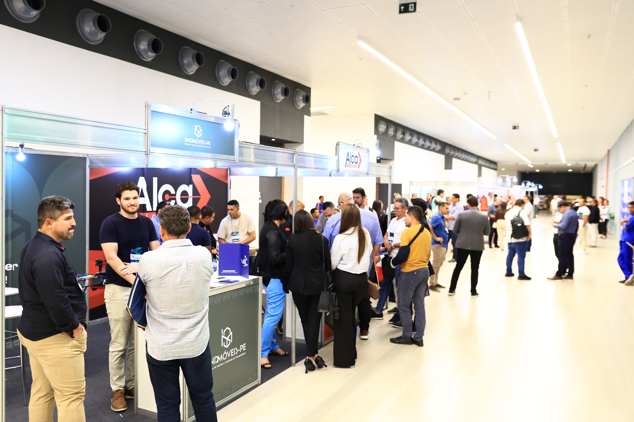 Área de exposição do CONEMOV com participantes e empresas do setor