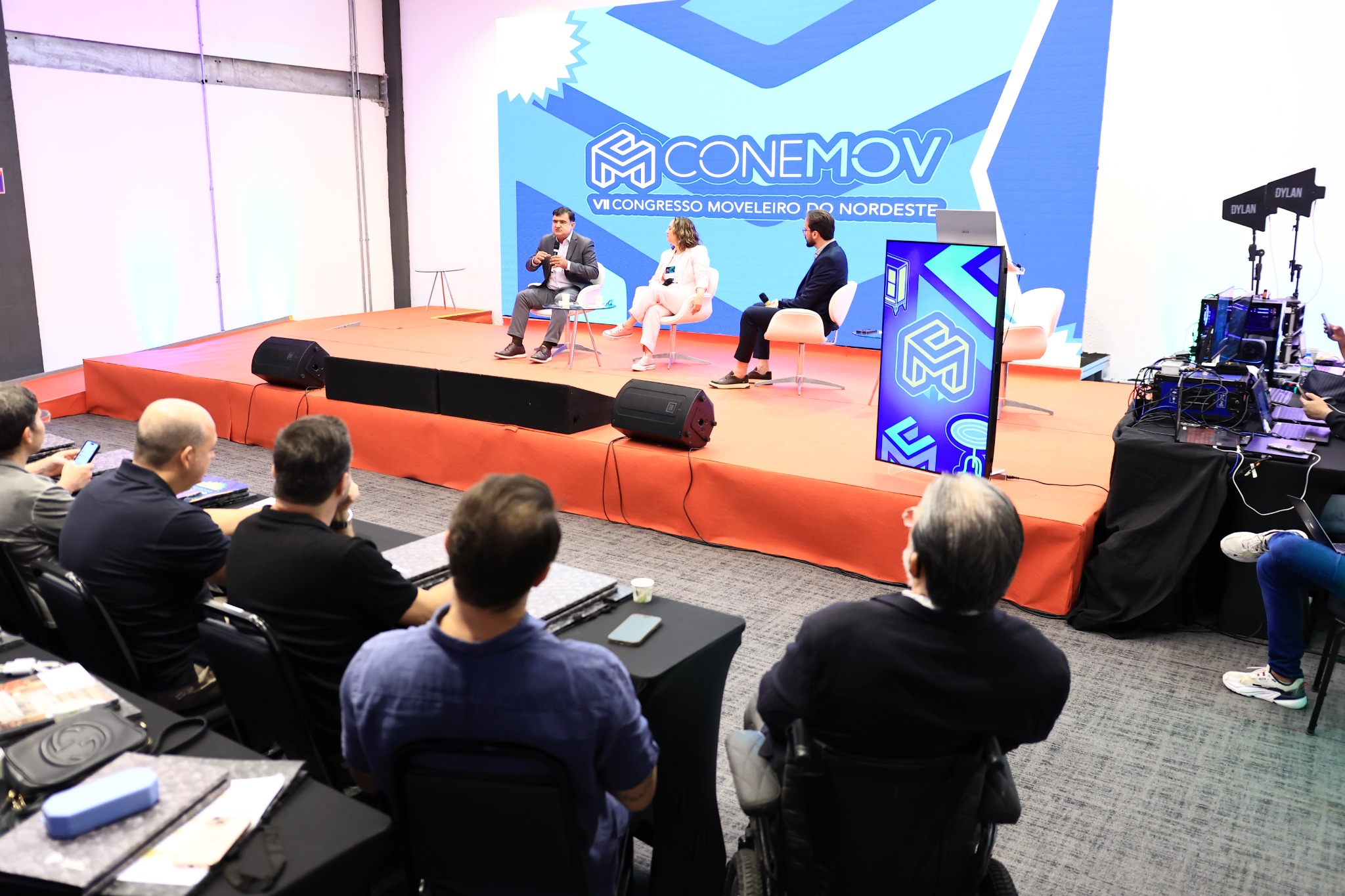 Painel com convidados no palco do CONEMOV