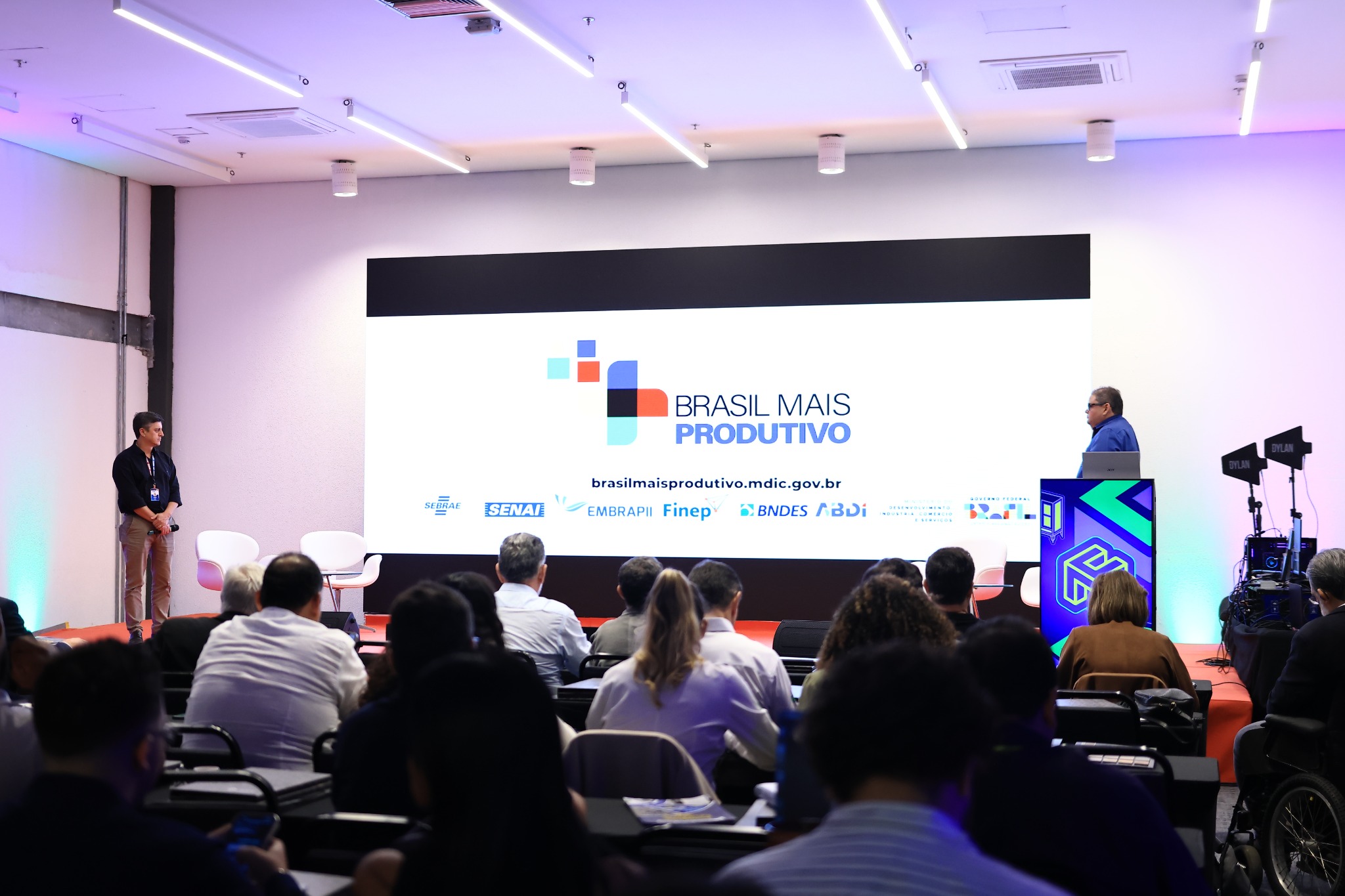 Palestra para o público do setor moveleiro