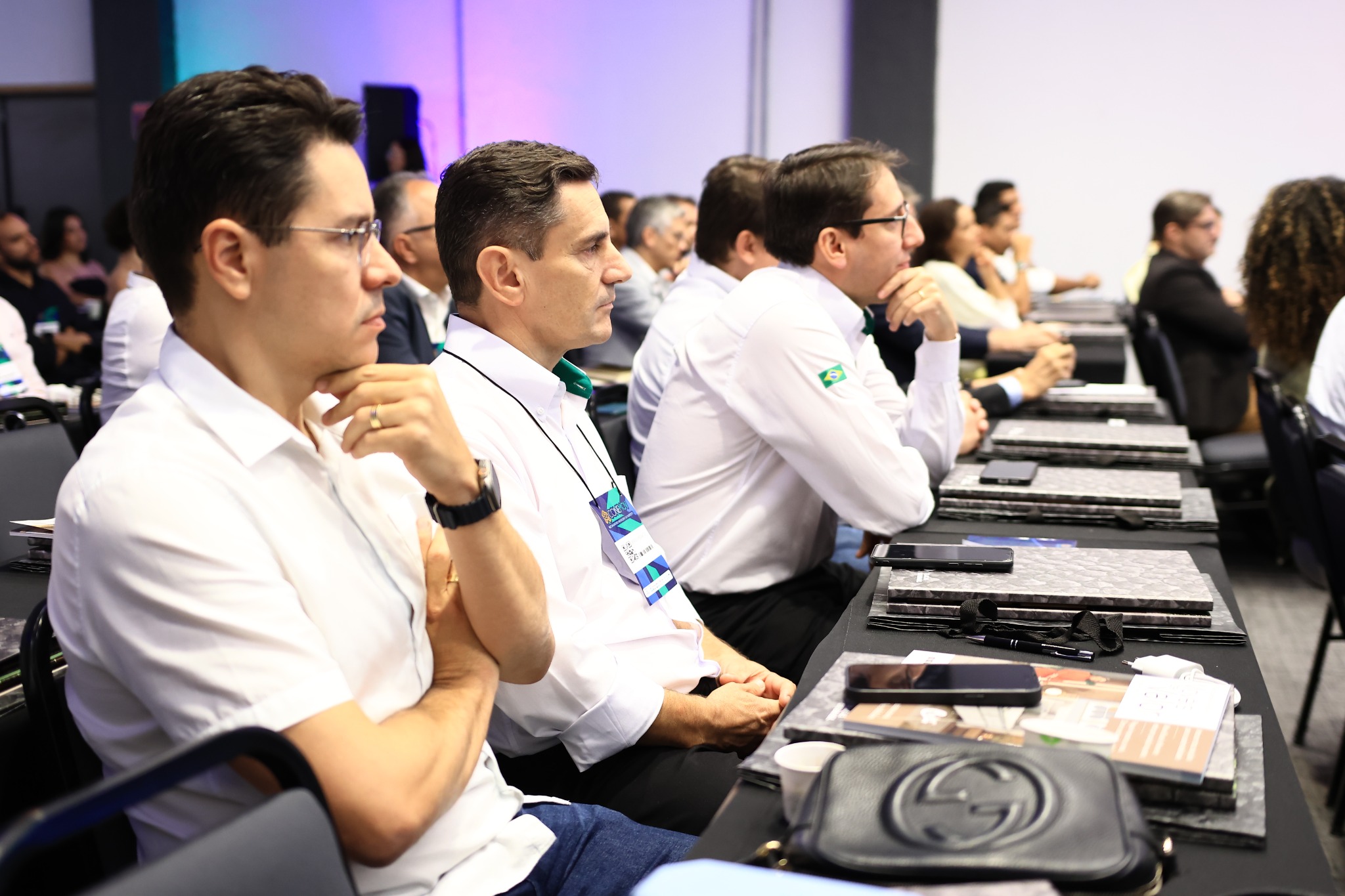 Lideranças do setor reunidas em torno de uma mesa